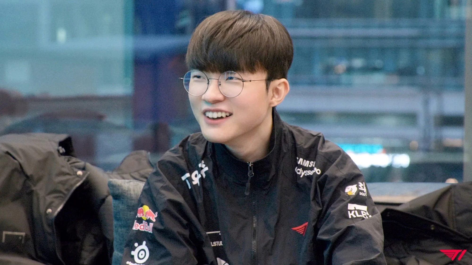 Faker cười